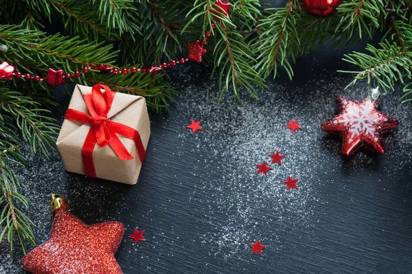 Prettige Kerstdagen Gelukkig Nieuwjaar Cadeau Met Rood Lint Close Zwarte — Stockfoto