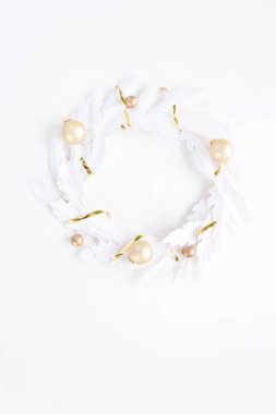 Mutlu Noeller ve mutlu yeni yıl. Noel çelenk altın şerit ve altın top ile beyaz kağıttan yapılmış