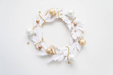 Mutlu Noeller ve mutlu yeni yıl. Noel çelenk altın şerit ve altın top ile beyaz kağıttan yapılmış