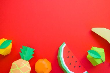 kağıt paketler kırmızı zemin üzerine farklı egzotik meyve