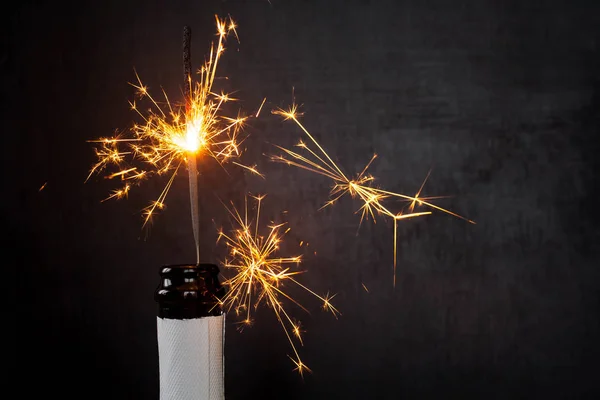 Champagnerflasche Mit Bengalfeuer Auf Schwarzem Hintergrund Urlaubskonzept Feuerwerk — Stockfoto