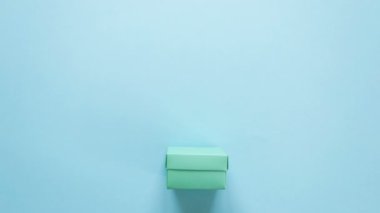 Sevgililer günü, kalplerin bir kutu için sürpriz. Kalpler kutunun dışında uçar. Stop motion animasyon döngüsü.
