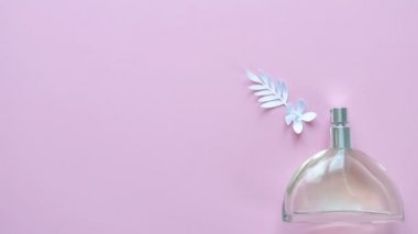 Çiçek aranjmanı. Stop motion animasyon döngüsü çiçek, parfüm, parfüm.