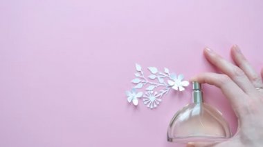 Çiçek aranjmanı. Stop motion animasyon döngüsü çiçek, parfüm, parfüm.