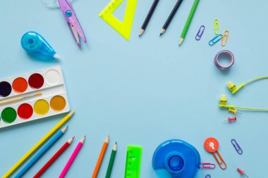 Okul defteri ve çeşitli kırtasiye malzemeleri. Okul konseptine dönelim..