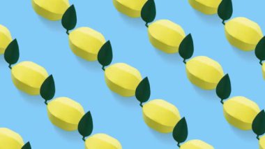Üstten görünüm üzerinde pastel mavi arka plan üzerinde dans kağıt desen yapılmış limon. Stop motion animasyon döngüsü.