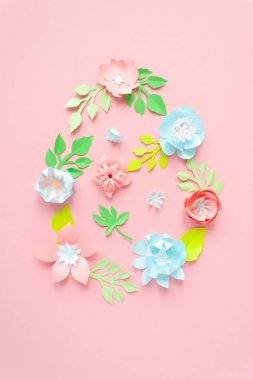 Mutlu Paskalyalar. Paskalya yumurtası kağıt çiçekler pembe bir arka plan üzerinde yapılmış. Kağıttan kesilmiş.