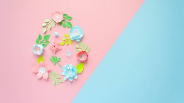 Mutlu Paskalyalar. Paskalya yumurtası kağıt çiçekler pembe bir arka plan üzerinde yapılmış. Kağıttan kesilmiş.