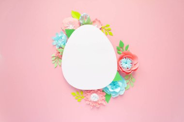 Mutlu Paskalyalar. Paskalya yumurtası ile kağıt çiçekler pembe bir arka plan üzerinde kağıt. Kağıttan kesilmiş.
