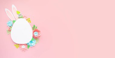 Mutlu Paskalyalar. Paskalya yumurtası ile kağıt çiçekler pembe bir arka plan üzerinde kağıt. Kağıttan kesilmiş.