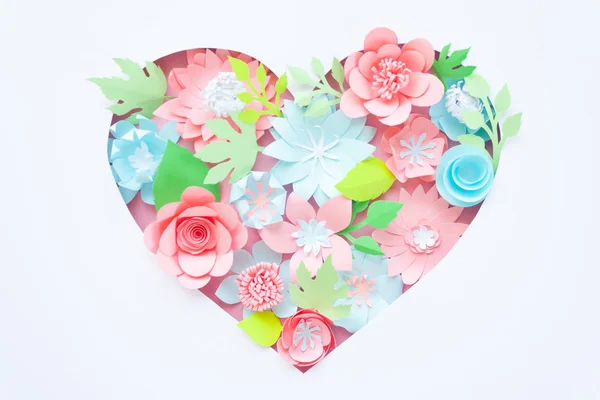心脏从玫瑰纸花与绿叶在白色背景 从纸上剪下来 情人节概念 — 图库照片