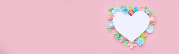 Szív Képkeret Papír Virágok Rózsaszín Háttér Zöld Levelekkel Papír Vágott — Stock Fotó