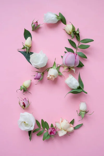 8 Mart Kadınlar günü kartı. Şekil 8 değişik çiçek pembe bir arka plan üzerinde yapılmış. Modaya uygun renk. Bloom aşk kavramı. -Oyun kağıdı, metin yer, kopya alanı.