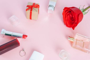 8 Mart kadınlar günü kartı. Kadın aksesuarları hediye ve soluk pembe bir arka plan üzerinde gül ile yuvarlak çerçeveli. selectiv odak