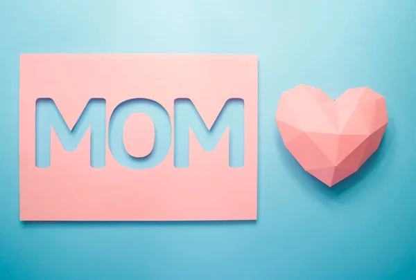 Het Woord Moeder Roze Veelhoekige Hart Gesneden Uit Papier Blauw — Stockfoto