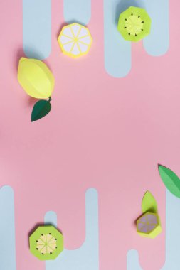 Meyve kağıttan yapılmış. Pembe bir arka plan. Yazmak için yer vardır. Tropics. Düz yatıyordu. Kivi, trendy modern arka plan üzerinde limon. Sarı yaz konsepti