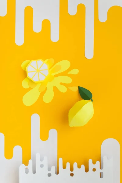 纸做的水果 黄色背景 有写作的空间 平躺着 柠檬在时尚的现代背景 黄色夏天概念 — 图库照片