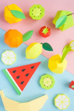 Meyve kağıttan yapılmış. Pembe ve mavi arka plan. Yazmak için yer vardır. Tropics. Düz yatıyordu. Karpuz, elma, limon, muz ve kivi. Sarı Yaz konsepti