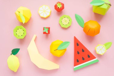 Meyve kağıttan yapılmış. Pembe bir arka plan. Yazmak için yer vardır. Tropics. Düz yatıyordu. Karpuz, elma, limon, muz ve kivi. Sarı Yaz konsepti
