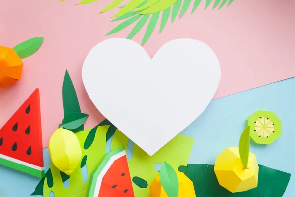 Moldura Coração Com Fruta Feita Papel Fundo Rosa Azul Espaço — Fotografia de Stock