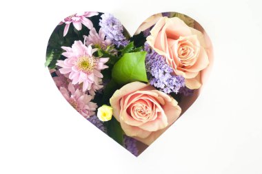 Kalpli çerçeve buketi, çiçek arka plan, farklı gül, Kasımpatı, lisianthus beyaz zemin üzerine gelen