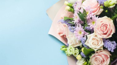 Buket, çiçek arka plan, farklı gül, krizantem lisianthus mavi zemin üzerine