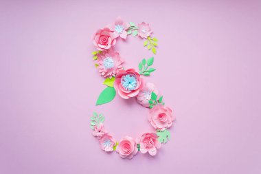 8 Mart Kadınlar günü kartı pembe kağıt çiçekler üzerinde pembe bir arka plan ile. Kağıttan kesilmiş.