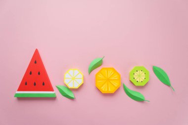 Meyve kağıttan yapılmış. Pembe bir arka plan. Yazmak için yer vardır. Tropics. Düz yatıyordu. Karpuz, limon ve kivi. Sarı Yaz konsepti