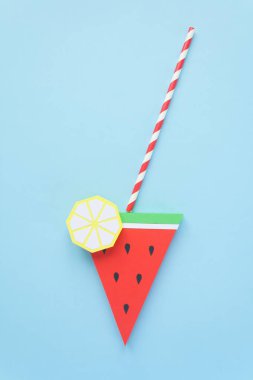 Karpuz kokteyl kağıt mavi arka plan üzerinde yapılmış. Taze meyve suyu kavramı