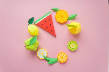 Egzotik meyve kağıt üzerinde pembe bir arka plan ile yuvarlak çerçeve