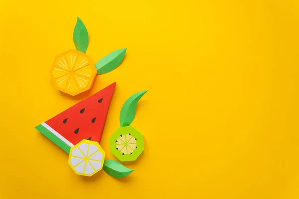 Meyve kağıttan yapılmış. Sarı arka plan. Yazmak için yer vardır. Tropics. Düz yatıyordu. Karpuz, kivi ve limon. Sarı Yaz konsepti