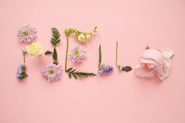 farklı çiçeklerle kaplı yazıt Merhaba,