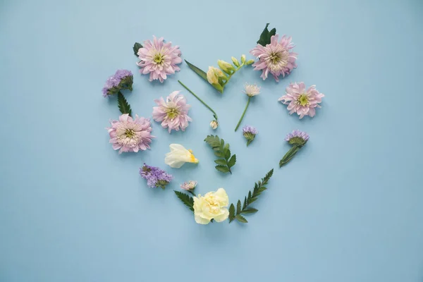 Heart made of flowers. Flat lay. Love concept. — Stock Photo, Image