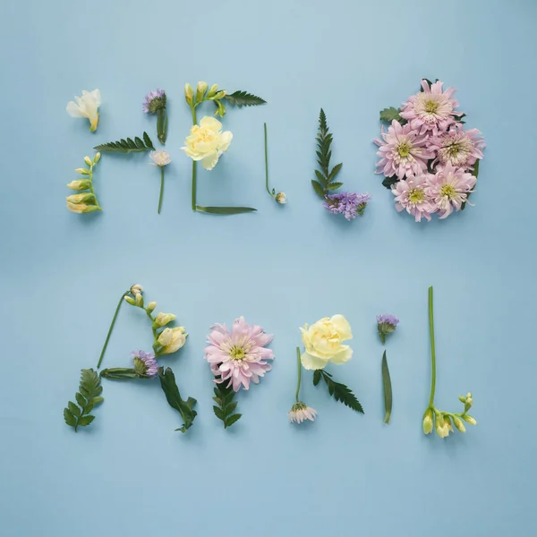 A inscrição Olá Abril, forrado com flores — Fotografia de Stock