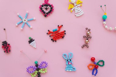 model pembe bir arka plan üzerinde çocuk el sanatları.