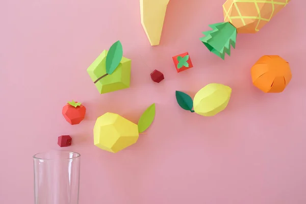 egzotik meyve pembe bir arka plan üzerinde kağıt