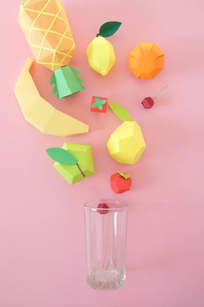 Exotische Früchte aus Papier auf rosa Hintergrund — Stockfoto