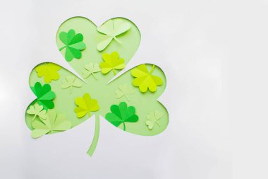 Mutlu St.Patrick'ın günü shamrock metin tebrik kartı