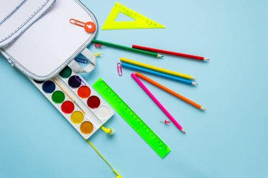 Yaratıcı okul çantası ile okul Kırtasiye kağıt.