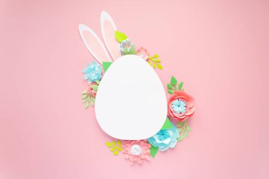 Mutlu paskalyalar. Kağıt üzerinde pembe bir arka plan Paskalya yumurtası yapılmış.