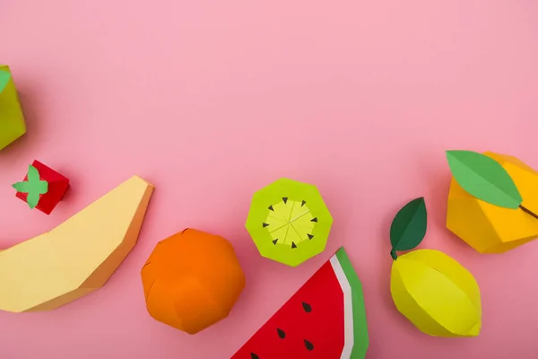 Frutti esotici di carta su sfondo rosa — Foto Stock