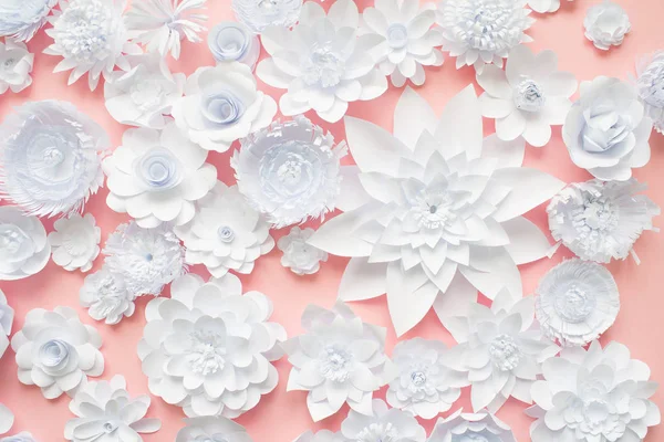 Fehér papír virágok rózsaszín háttér. Virágos — Stock Fotó