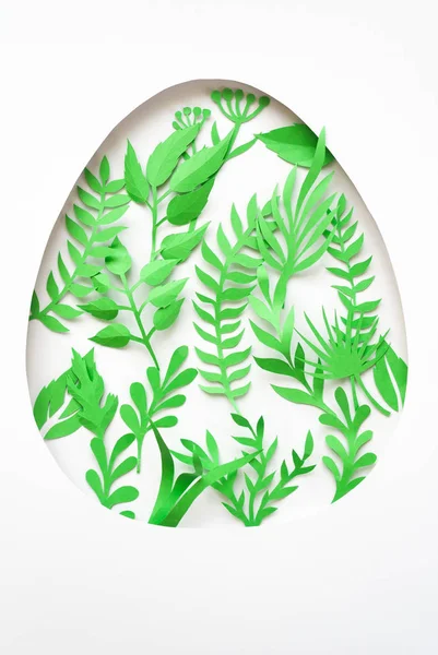 Huevo de Pascua hecho de hojas de papel sobre fondo blanco. Cortado de papel . — Foto de Stock