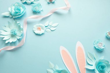 Mutlu paskalyalar. Kağıt üzerinde mavi arka plan Paskalya yumurtası yapılmış.