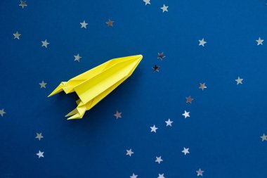 Kağıt ev yapımı origami roket. Orijinal uzay konsepti