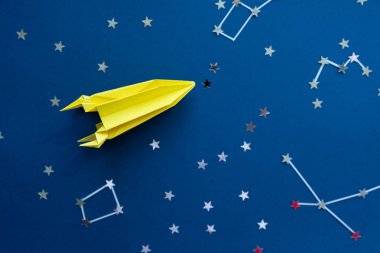 Kağıt ev yapımı origami roket. Orijinal uzay konsepti