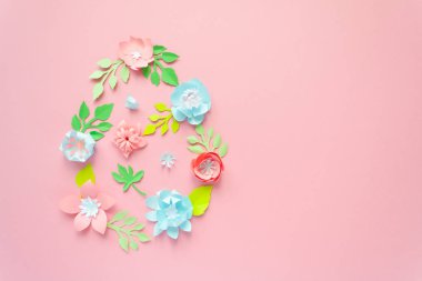 Paskalya yumurtası kağıt çiçekler pembe bir arka plan üzerinde yapılmış. Kağıttan kesilmiş.