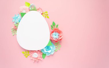 Mutlu paskalyalar. Kağıt üzerinde pembe bir arka plan Paskalya yumurtası yapılmış.