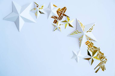 Beyaz arka planda beyaz kağıt kesilmiş yıldızlar