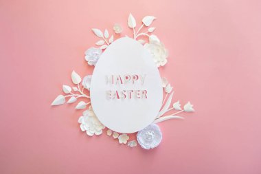 Mutlu paskalyalar. Kağıt üzerinde pembe bir arka plan Paskalya yumurtası yapılmış.